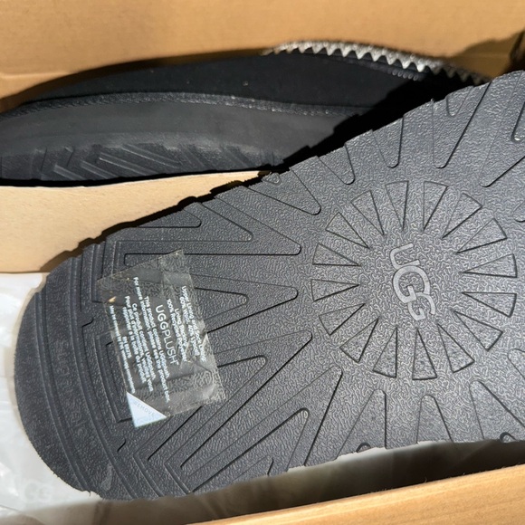 UGG Black Men\'s Loafers with Chain Detail